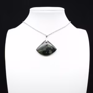 Pendentif de jaspe kambamba de forme d’éventail