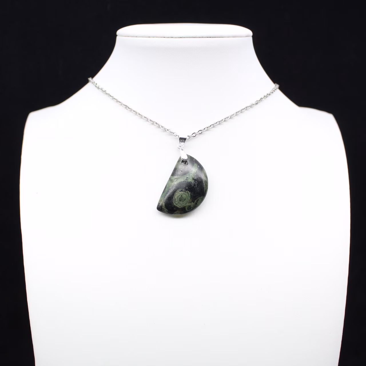 Pendentif de jaspe kambamba de forme de lune