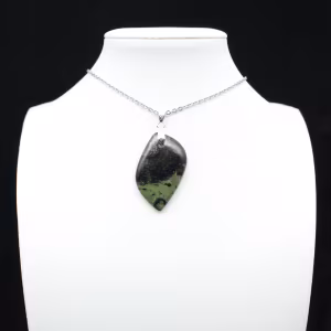 Pendentif de jaspe kambamba en forme de flamme