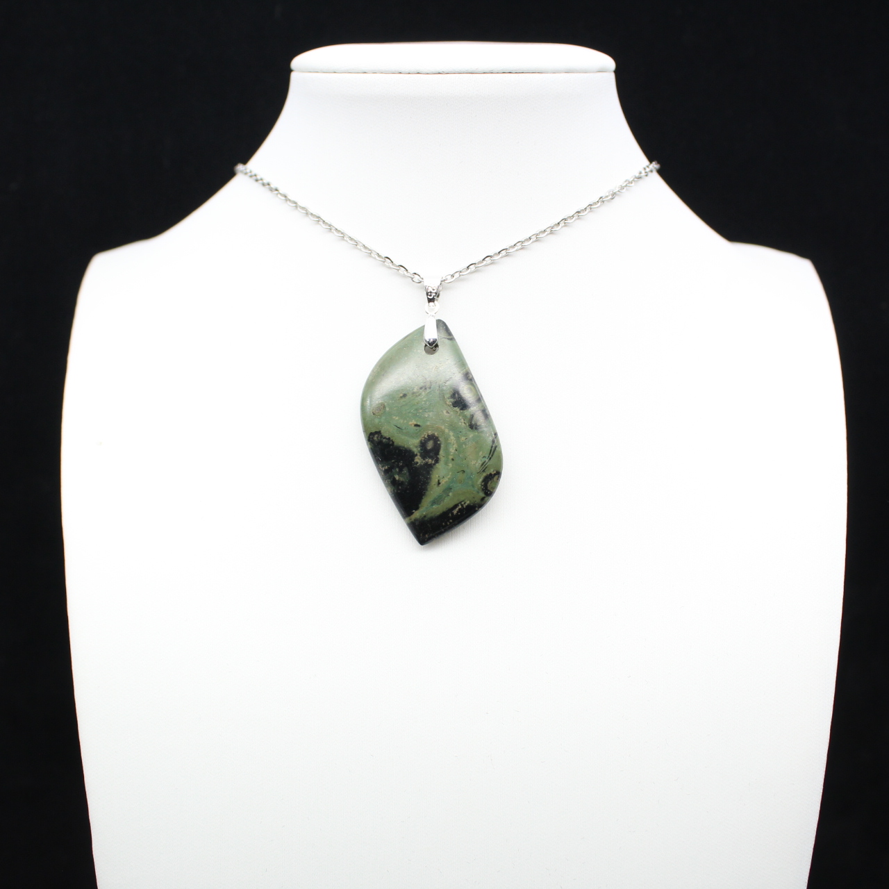 Pendentif de jaspe kambamba en forme de flamme