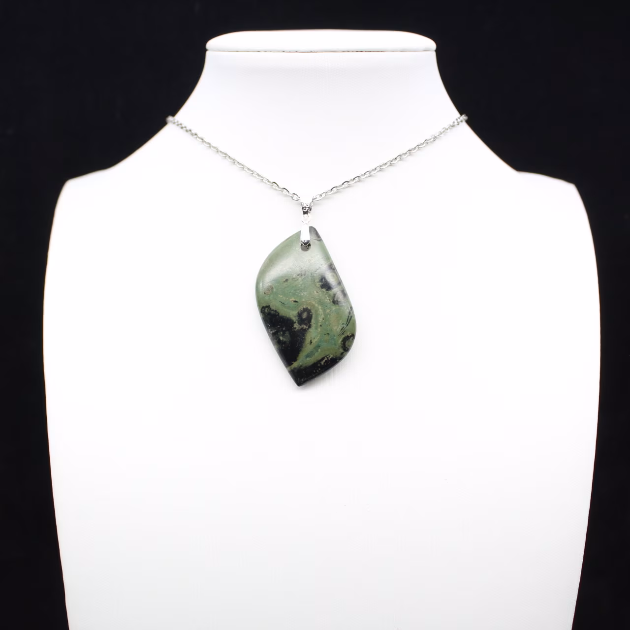 Pendentif de jaspe kambamba en forme de flamme