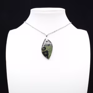 Pendentif de jaspe kambamba en forme de feuille