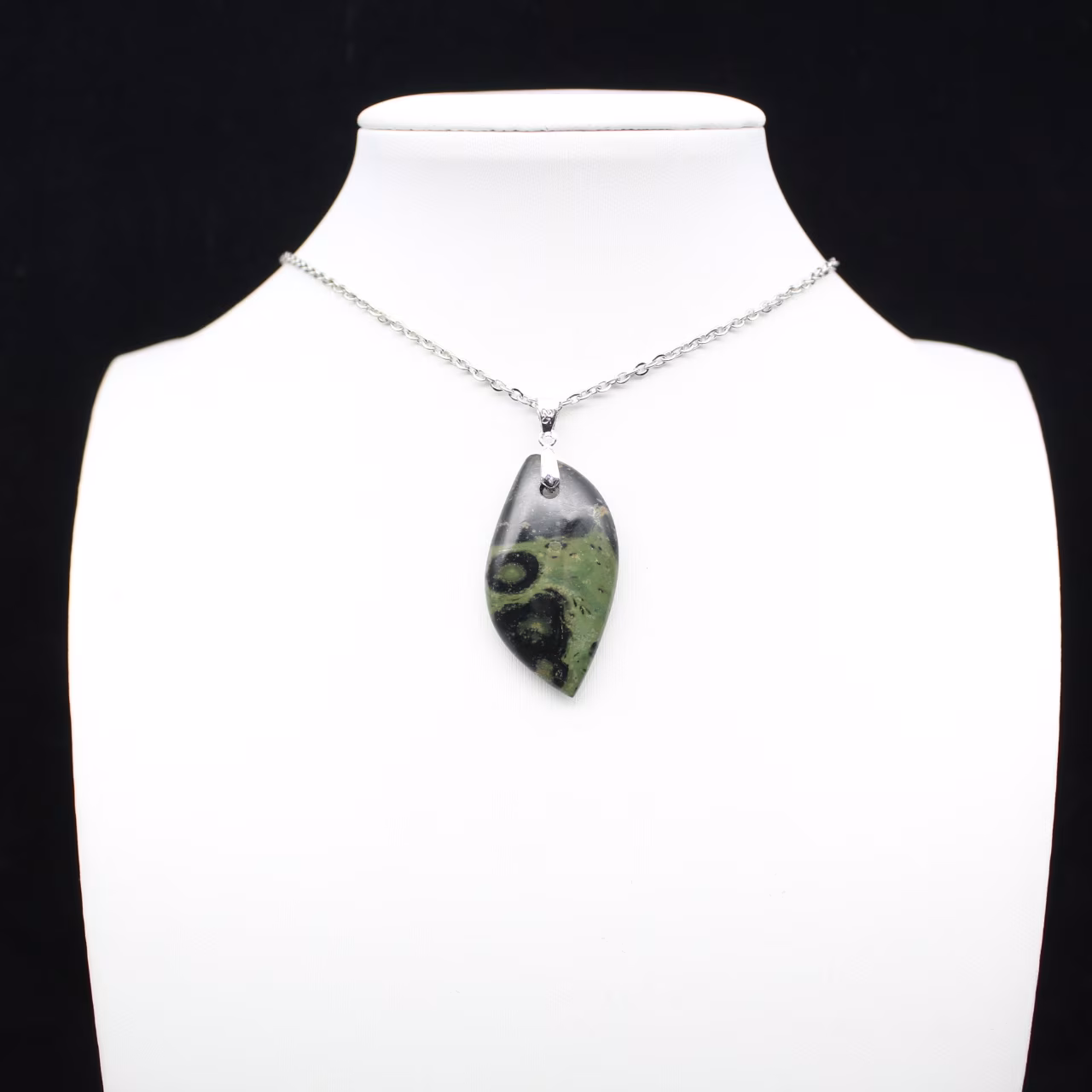 Pendentif de jaspe kambamba en forme de feuille