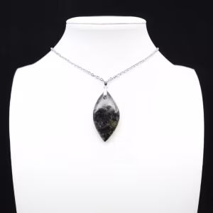 Pendentif de jaspe kambamba en forme de feuille