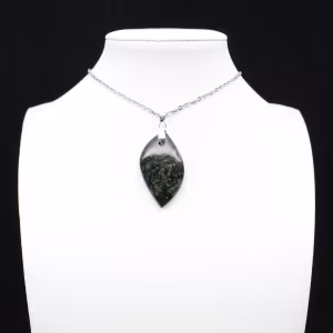 Pendentif de jaspe kambamba en forme de flamme