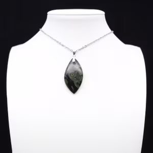 Pendentif de jaspe kambamba en forme de feuille