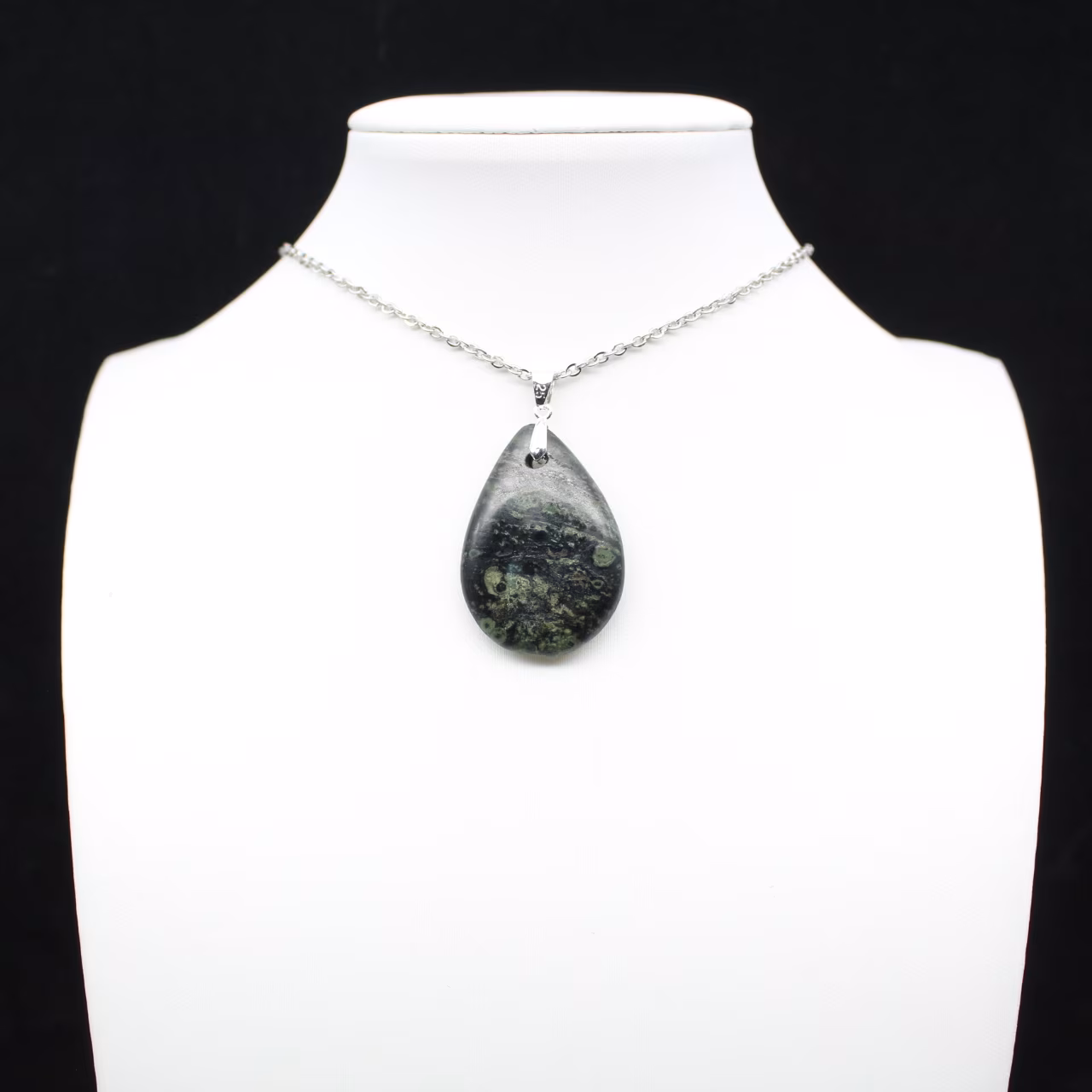Pendentif de jaspe kambamba en forme de goutte