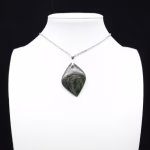 Pendentif de jaspe kambamba en forme de feuille