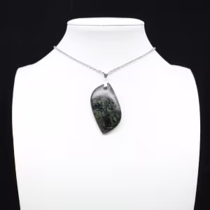 Pendentif de jaspe kambamba en forme de flamme