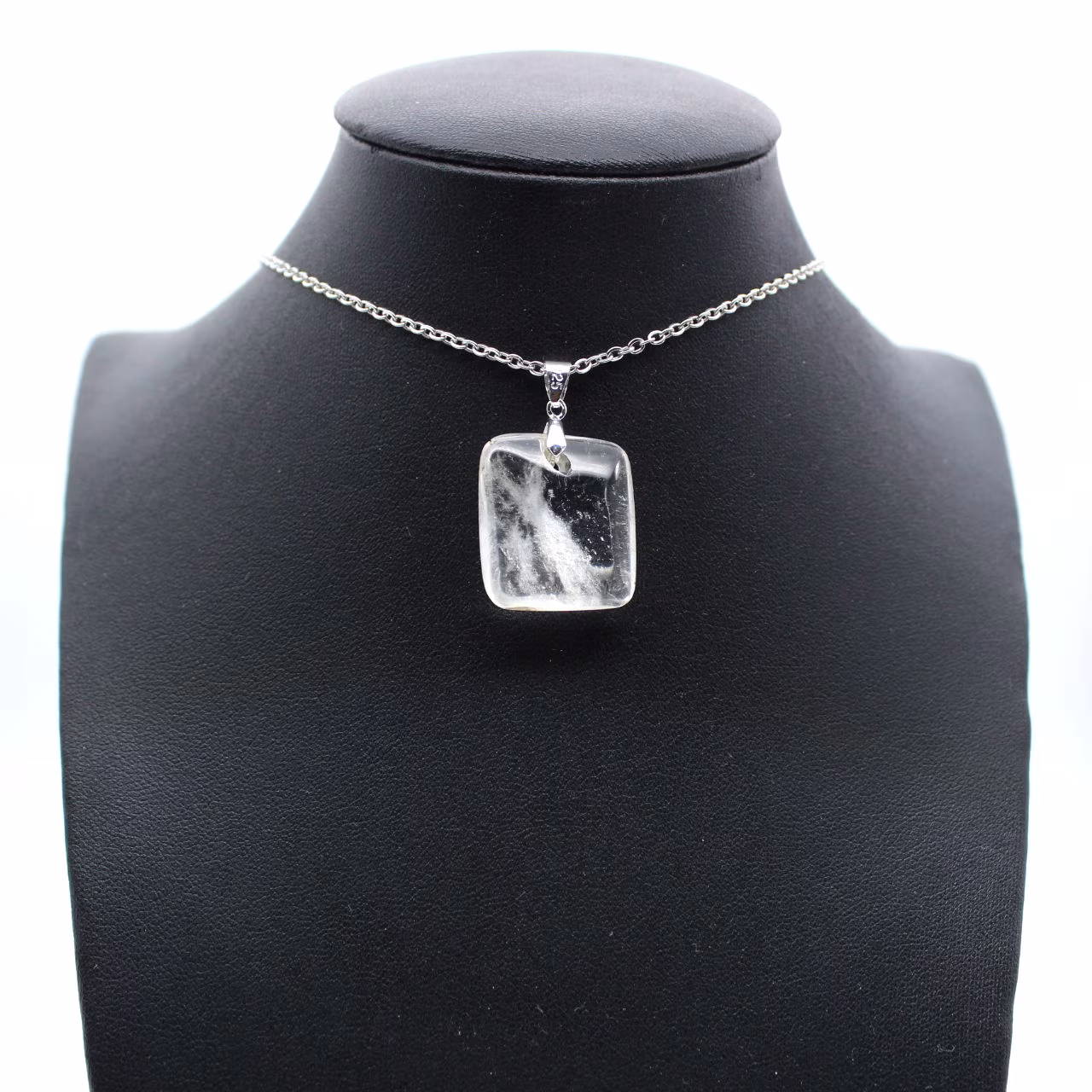 Pendentif en cristal de roche polie