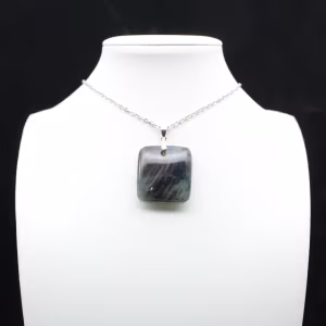 Pendentif carré en labradorite