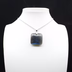 Pendentif carré en labradorite naturelle