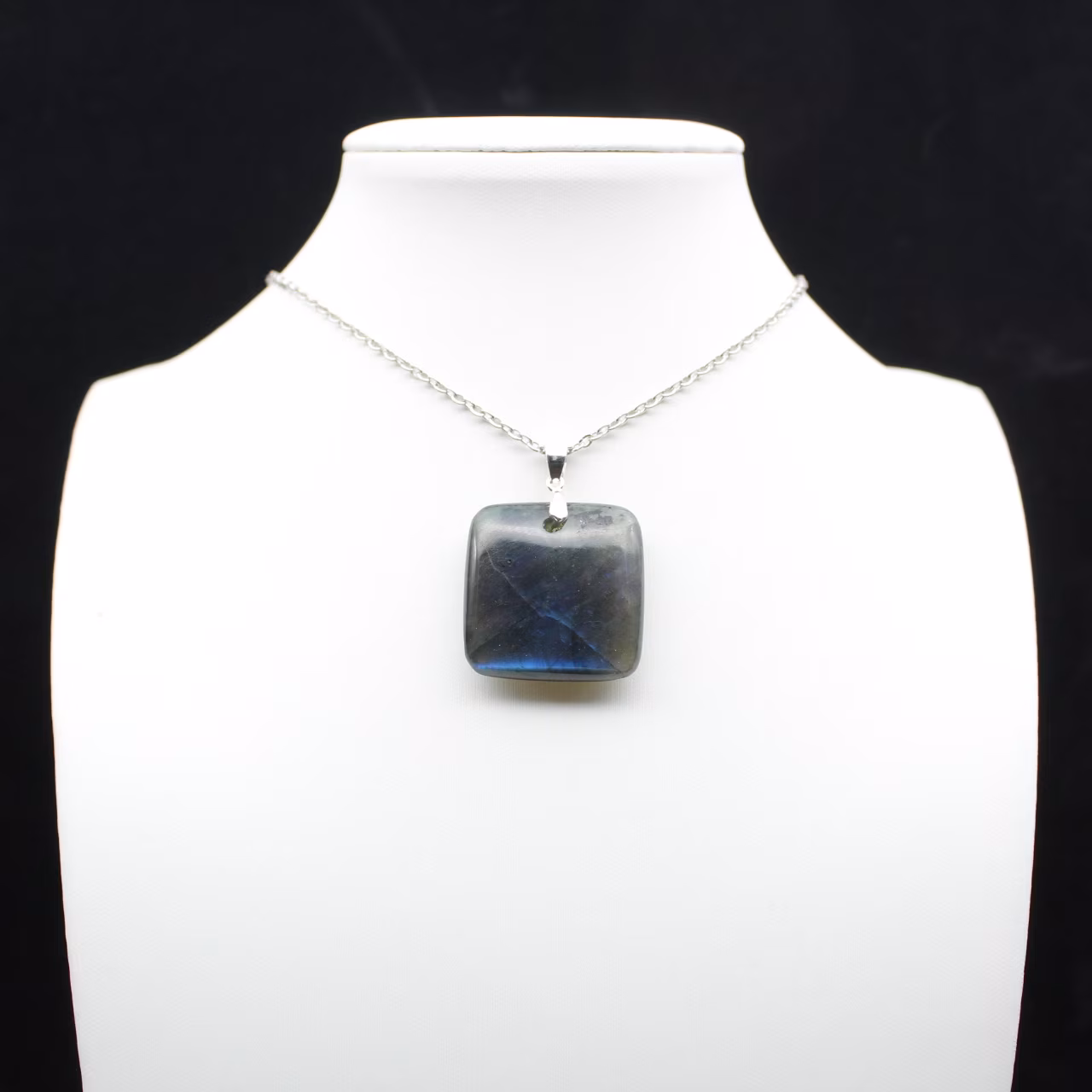 Pendentif carré en labradorite naturelle