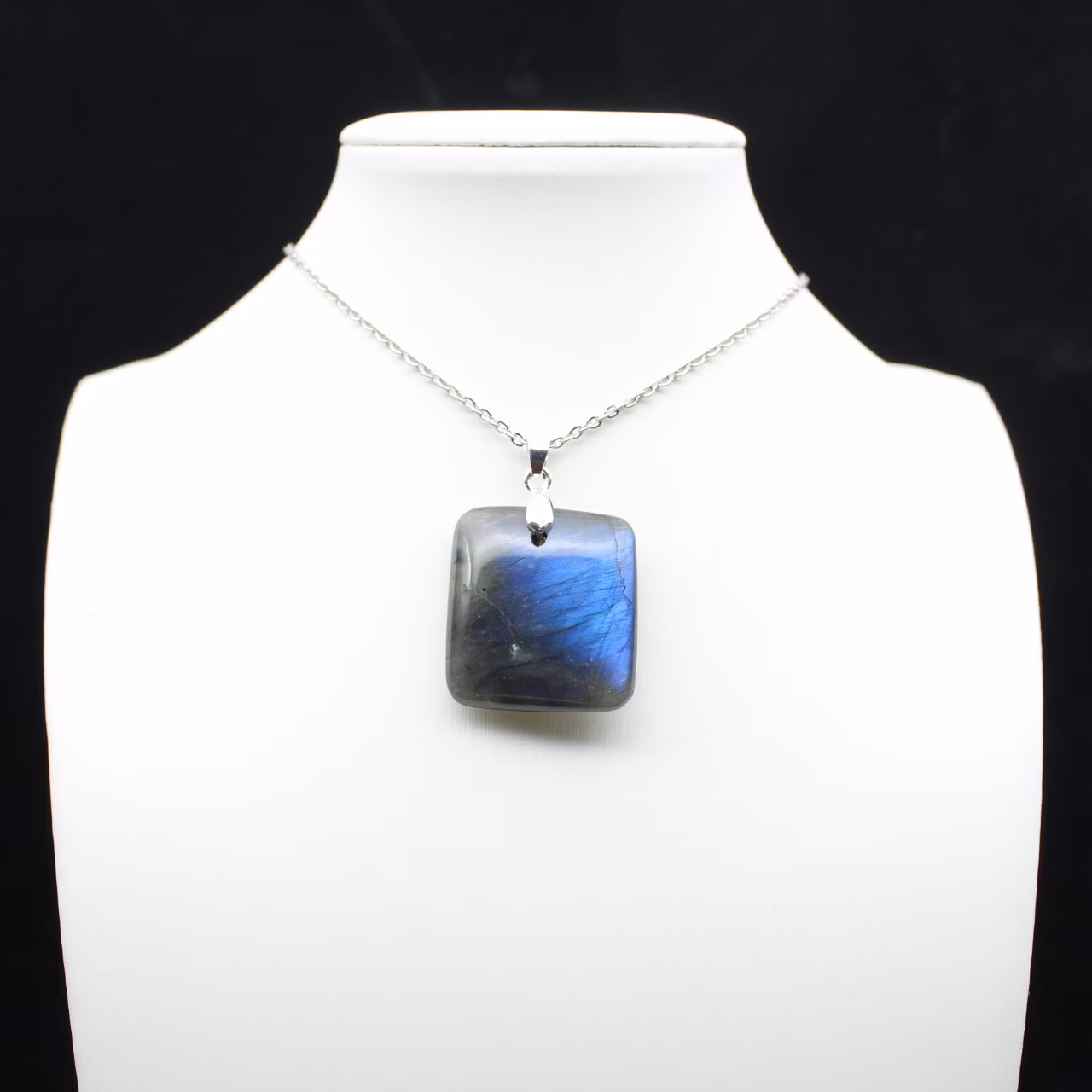Pendentif carré en labradorite de Madagascar