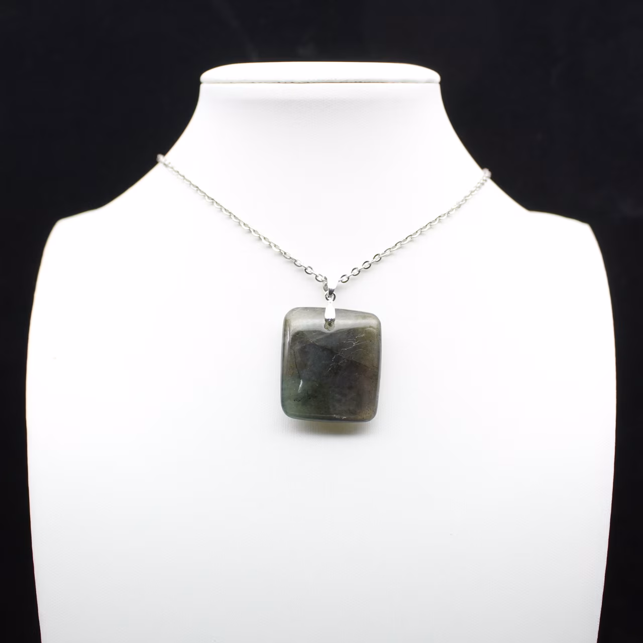 Pendentif carré en labradorite de Madagascar