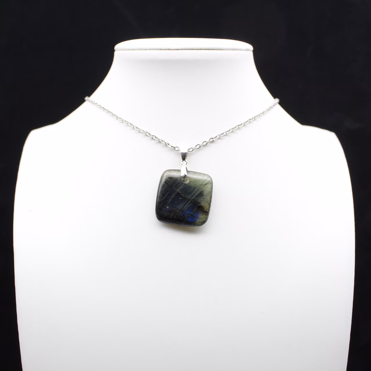 Pendentif carré en labradorite naturelle
