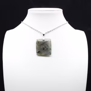 Pendentif carré en labradorite de Madagascar