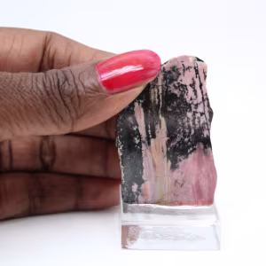 Tranche de Rhodonite pour usage décoratif