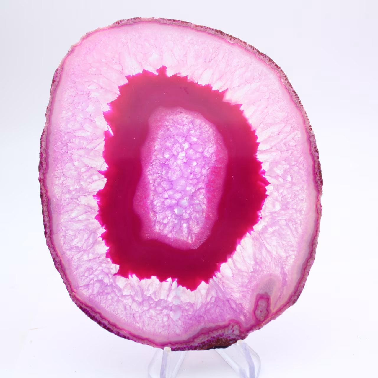 Section d’agate rose teinté polie