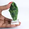 Chromediopside brut de Finlande, roche verte sur socle 85 g - 1