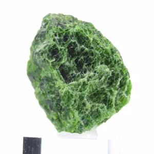 Chromediopside brut sur support, silicate vert de Finlande 60 g