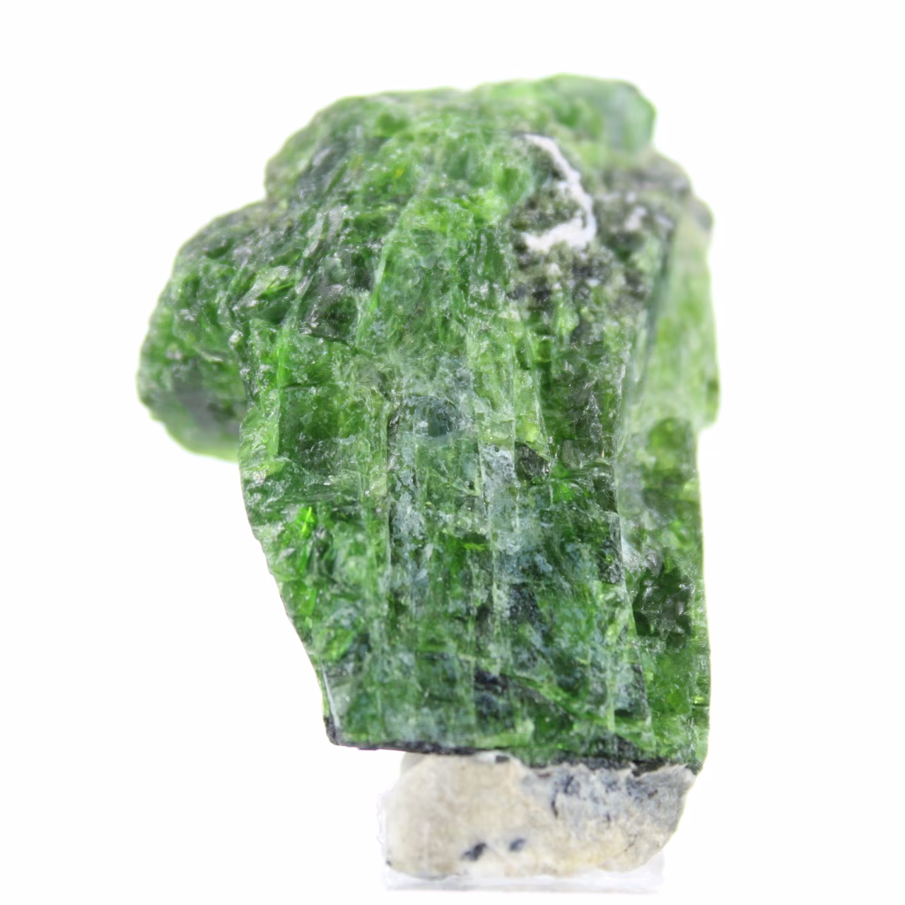 Chromediopside brut finlandais, minéral naturel sur socle 55 g