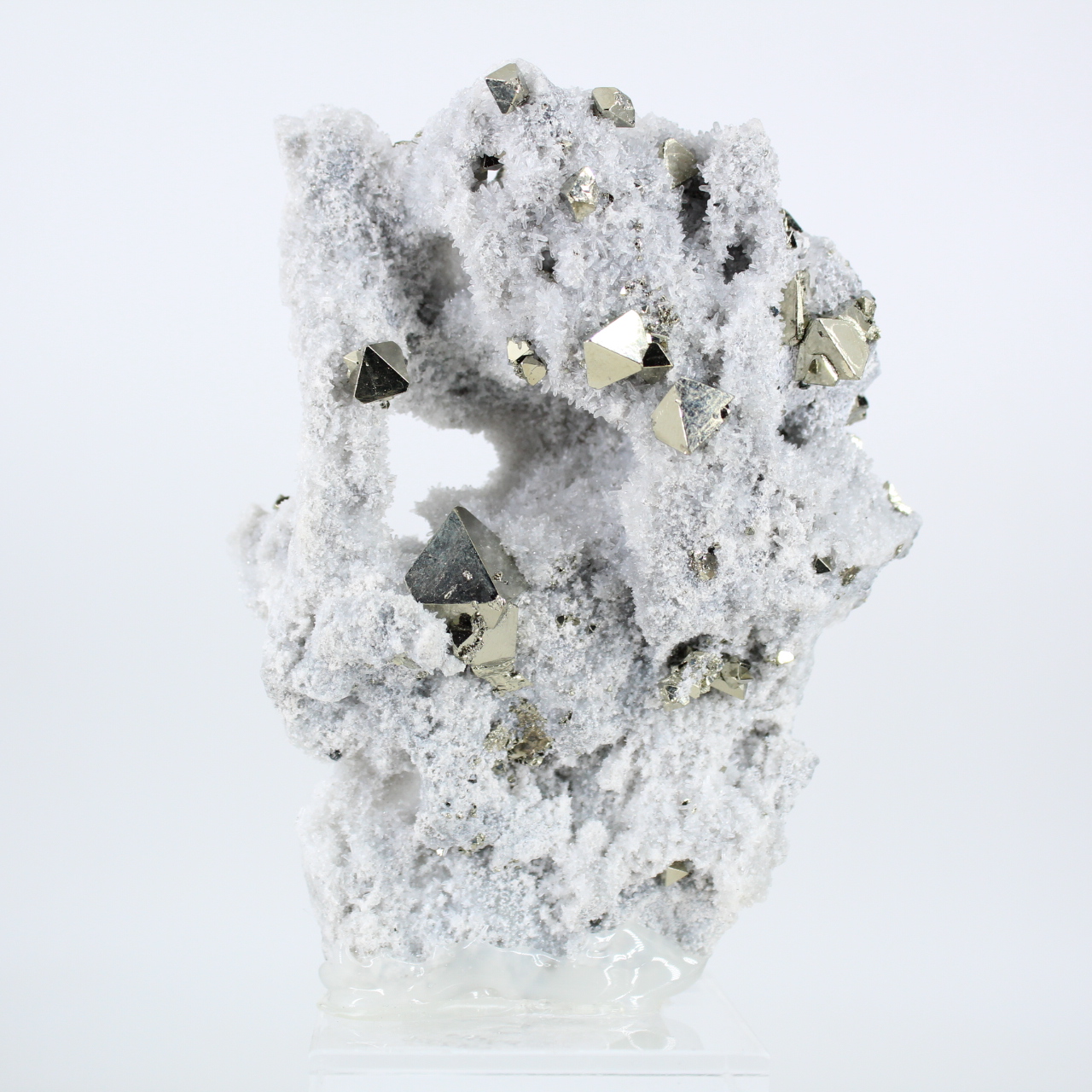 Cristallisation de pyrite octaédrique péruvienne sur socle