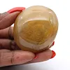 Petit galet de quartz jaune malgache à exposer - 2